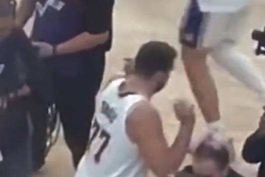 【球盟会】姿势有点妖娆😂昨日赛前老詹撒镁粉 东契奇仿佛受到惊吓跑开