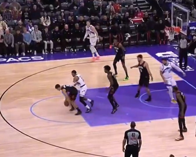 [要点汇总]❗离大谱⚾！基昂特·乔治对阵火箭梦游得零分 8个失误一个比一个无脑(图2)