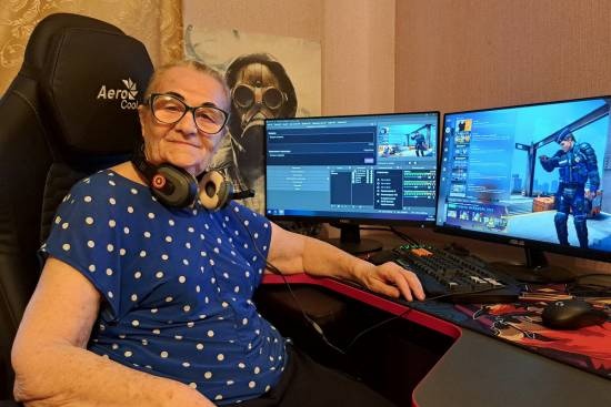 俄罗斯77岁奶奶被提名年度最佳时刻！CS2一打五反杀名场面