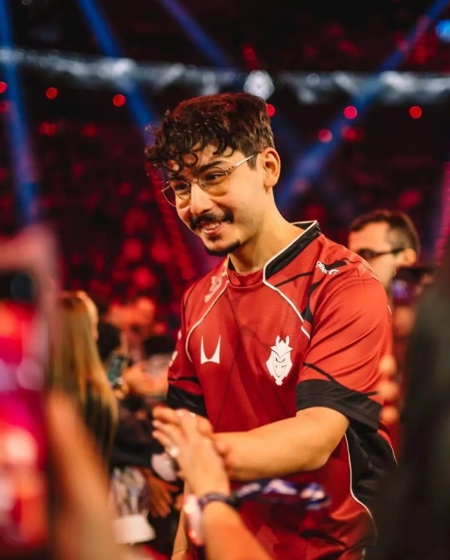 G2晒新赛季队服:我们穿上很有型 你穿上那不得帅气指数倍增长