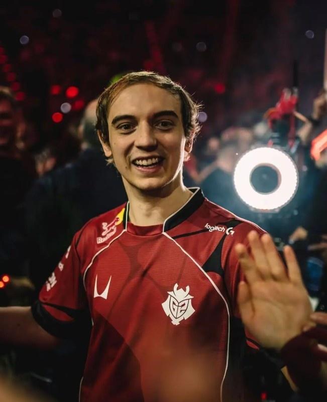 G2晒新赛季队服:我们穿上很有型 你穿上那不得帅气指数倍增长