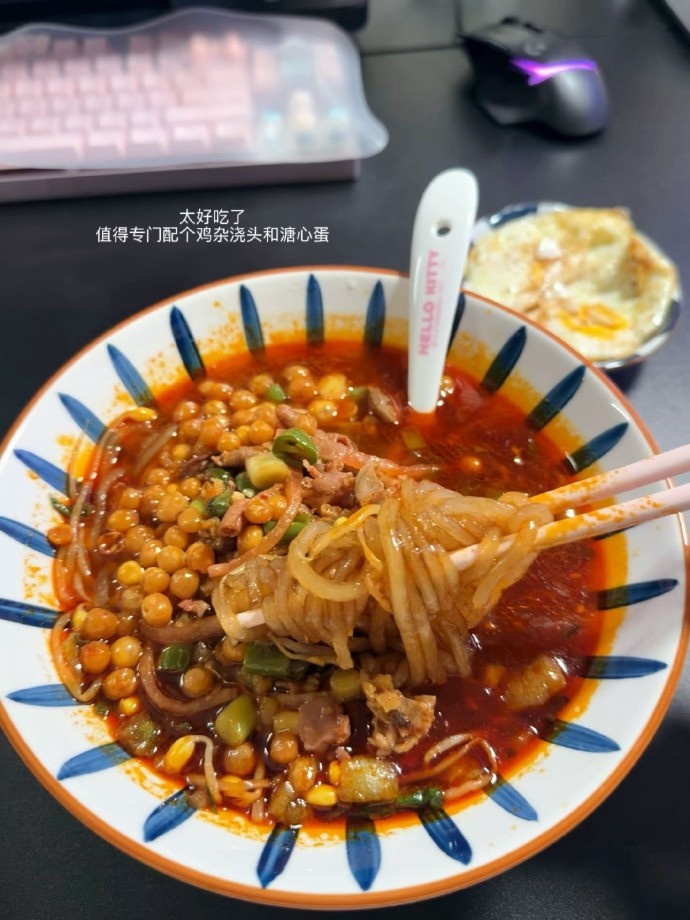 周周喵分享姿态生活日常照片：下播以后