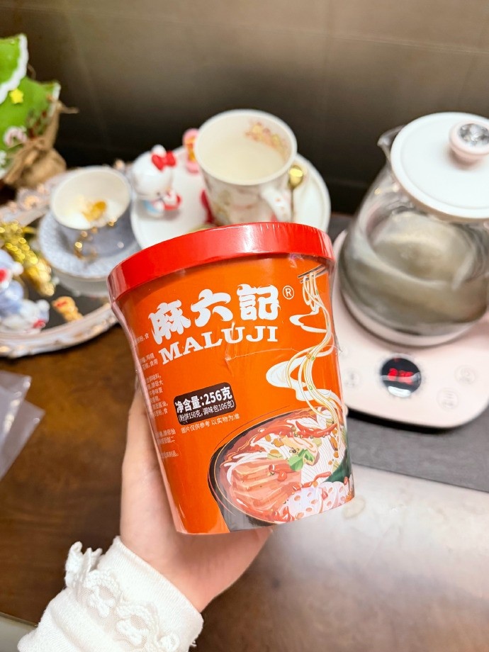 周周喵分享姿态生活日常照片：下播以后