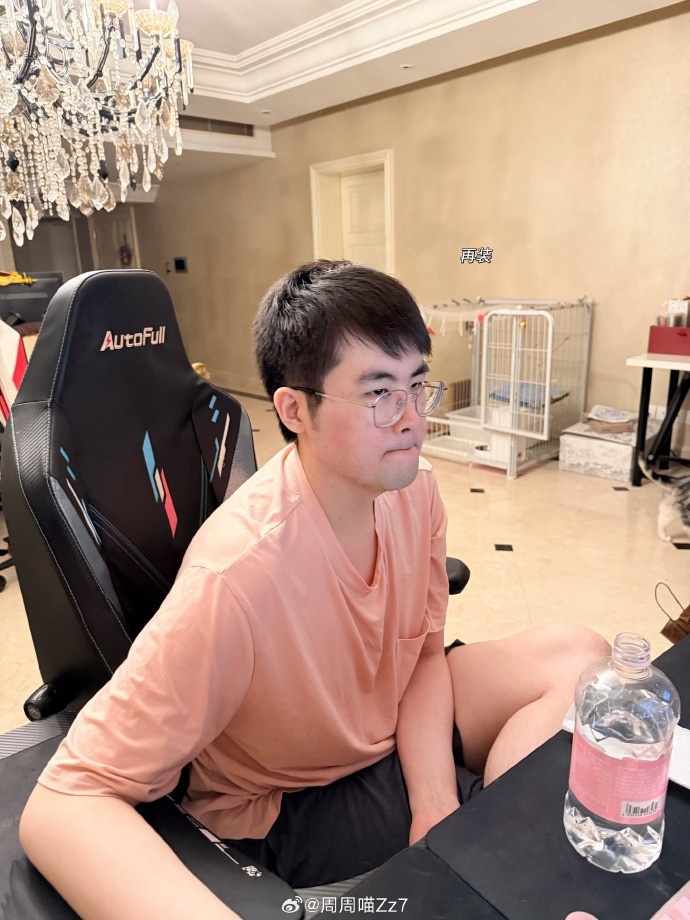 周周喵分享姿态生活日常照片：下播以后