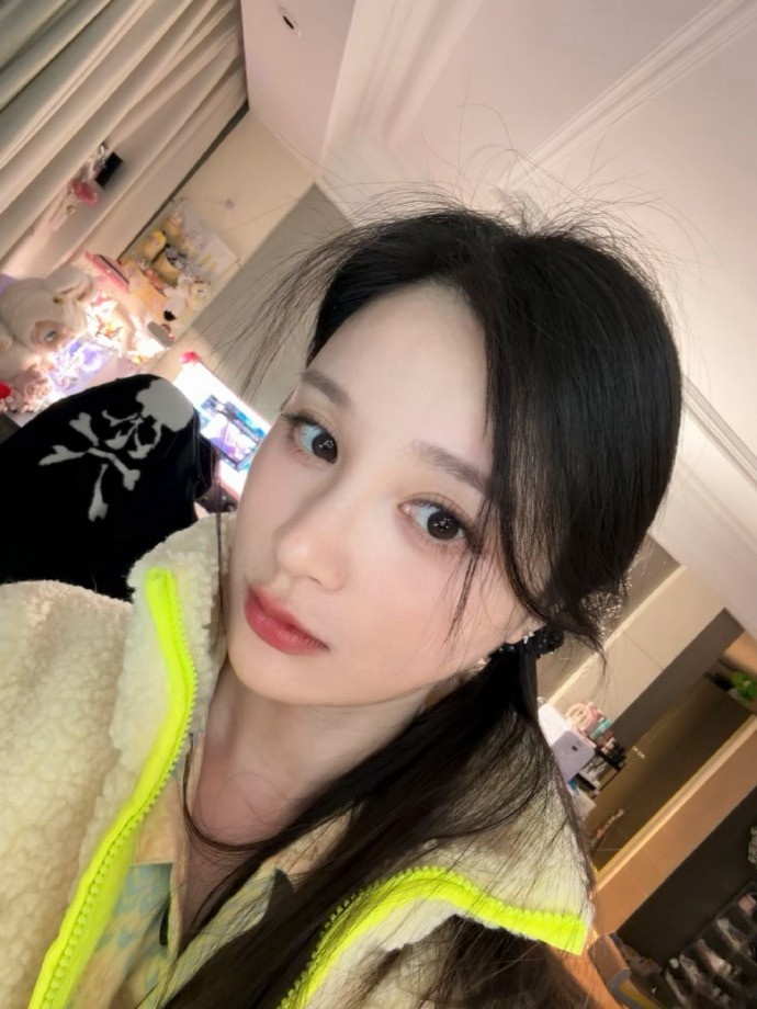 周周喵分享姿态生活日常照片：下播以后