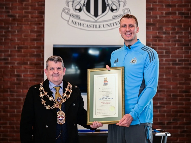 带队赢得联赛杯冠军！官方：丹·伯恩荣膺家乡布莱斯荣誉市民称号