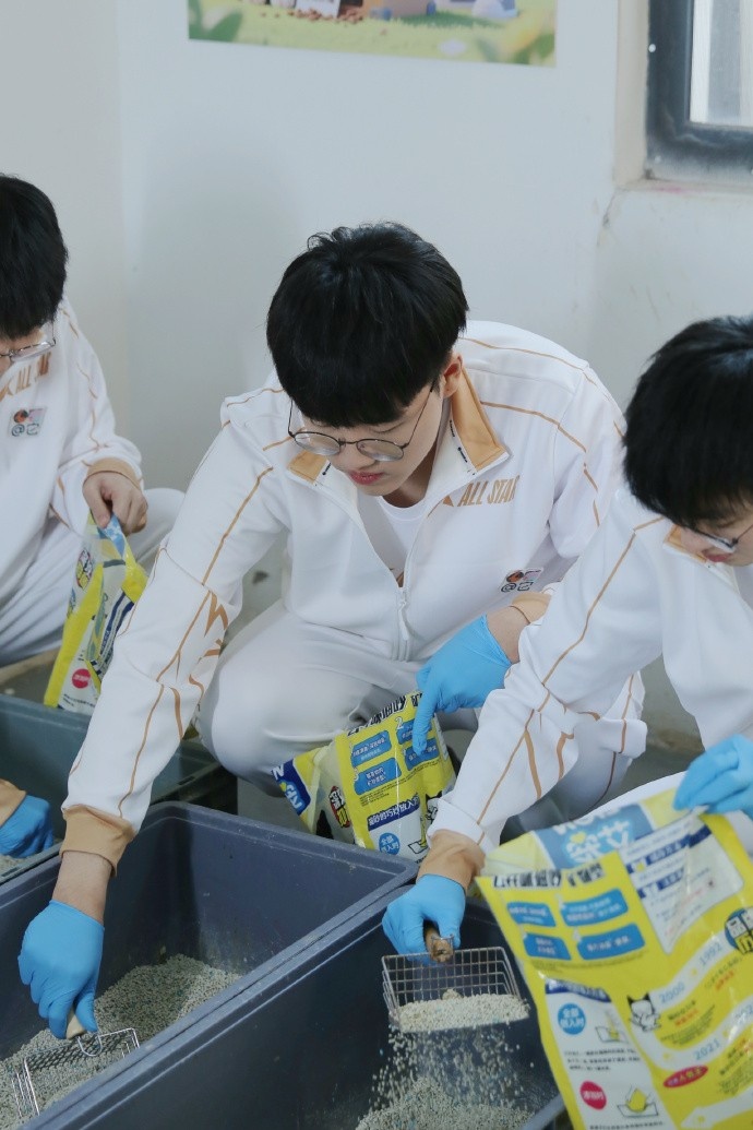 AL分享队员公益活动返图：上野辅三兄弟铲屎记！