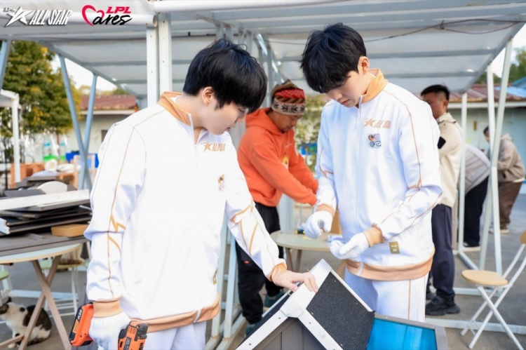 LPL选手分享返图：国际志愿者日，TheShy和Rookie一起搭猫屋