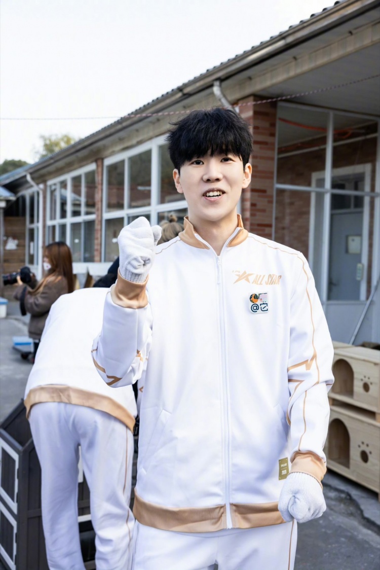 LPL选手分享返图：国际志愿者日，TheShy和Rookie一起搭猫屋