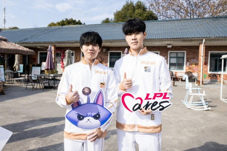 LPL选手分享返图：国际志愿者日，TheShy和Rookie一起搭猫屋