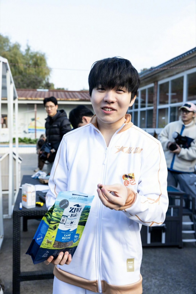 LPL选手分享返图：国际志愿者日，TheShy和Rookie一起搭猫屋