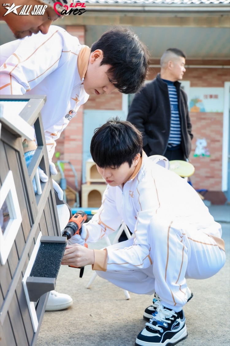 LPL选手分享返图：国际志愿者日，TheShy和Rookie一起搭猫屋