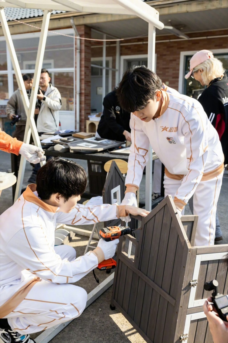 LPL选手分享返图：国际志愿者日，TheShy和Rookie一起搭猫屋