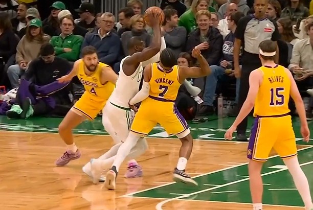 没冤枉!布朗对文森特进攻犯规 马祖拉挑战失败