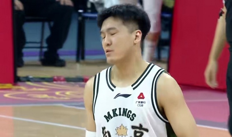 人气高球技也高!黄荣奇半场8中4&三分4中2 拿下10分1板3助0失误