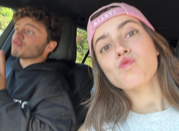 游山玩水！演员女友晒和内维斯一起游览景点的亲密合照