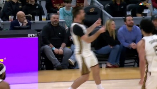 给我正式合同？斯潘塞命中三分之后 朝替补席比出数钱的姿势