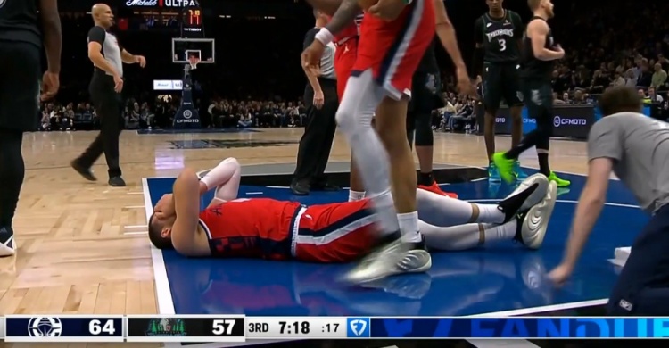 兰德尔肘到祖巴茨吹后者防守犯规 快船挑战成功改判进攻犯规