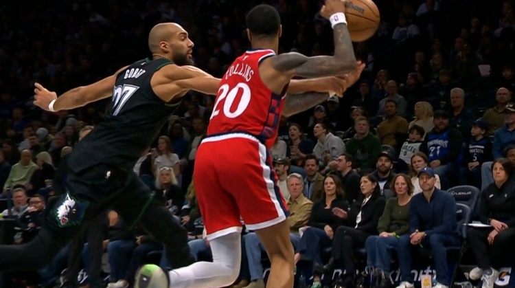 又成功！双方拼抢出界判给森林狼球权 卢挑战成功改吹戈贝尔犯规