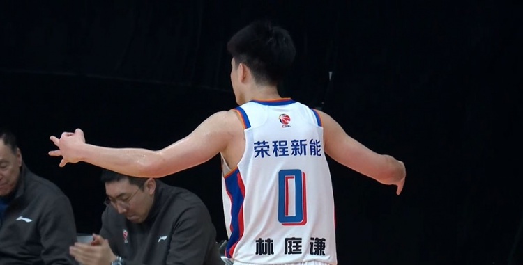  辕门射戟！林庭谦中场抢投超远三分 球压哨钻进网窝