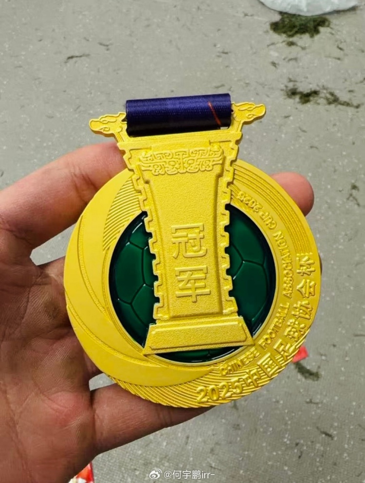 【体育热讯】何宇鹏社媒:一整季的重量❕都化为光芒,只为这一次触✌️碰(图4) undefined