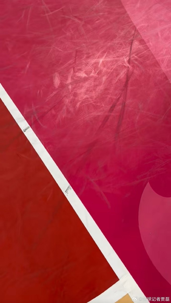  有俱乐部已向CBA投诉篮下地贴造成队员滑倒的情况 希望引起重视