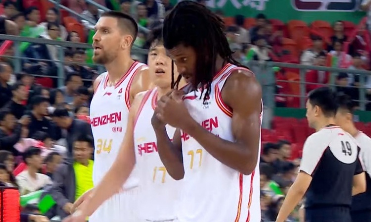  得分机器！史密斯半场11中7&三分7中4砍下19分7板3助