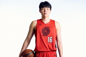 媒體人：現(xiàn)在楊瀚森還遠沒有首發(fā)的實力 常規(guī)時間打10多分鐘就好