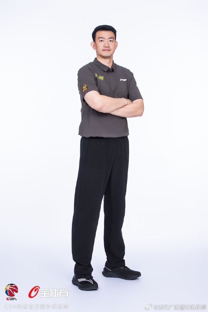 [有趣体育]广厦男篮教练组及保障团队定妆照来袭！(图2)