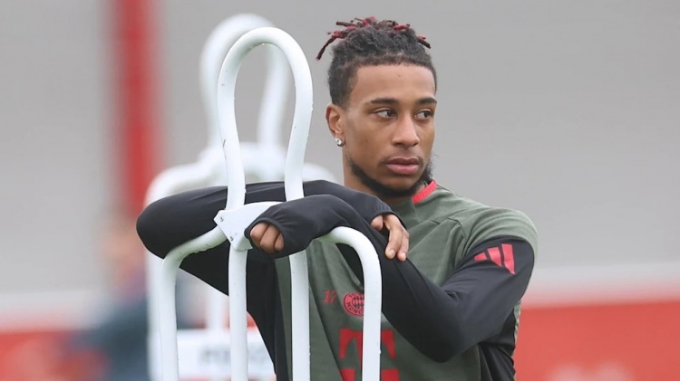 【第一手资讯】图片报:奥利塞戴着耳钉训练,此前拜仁多位教练禁止球员这么➡⬆️️做(图1) 【第一手资讯】图片报:奥利塞戴着耳钉训练,此前拜仁多位教练禁止球员这么➡⬆️️做(图1)