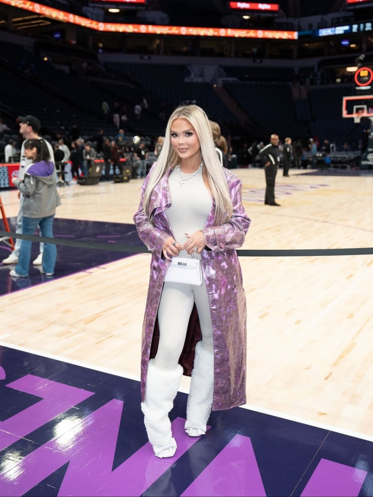 【体育报道】兰德尔娇妻来主场为老公加油 生两娃身材依旧在线 紫色大衣吸睛(图1) 【体育报道】兰德尔娇妻来主场为老公加油 生两娃身材依旧在线 紫色大衣吸睛(图1)