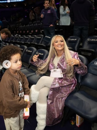 【体育报道】兰德尔娇妻来主场为老公加油 生两娃身材依旧在线 紫色大衣吸睛(图2) 【体育报道】兰德尔娇妻来主场为老公加油 生两娃身材依旧在线 紫色大衣吸睛(图2)