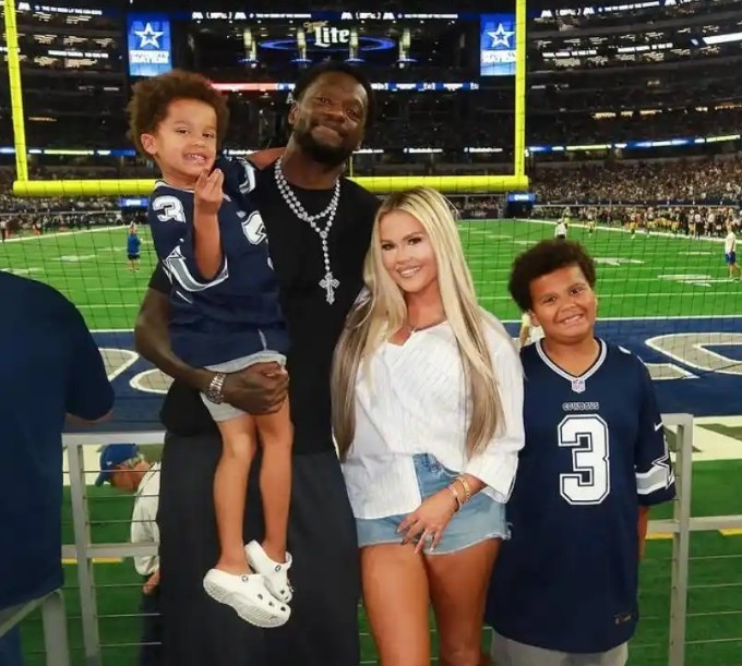 【体育报道】兰德尔娇妻来主场为老公加油 生两娃身材依旧在线 紫色大衣吸睛(图3) undefined