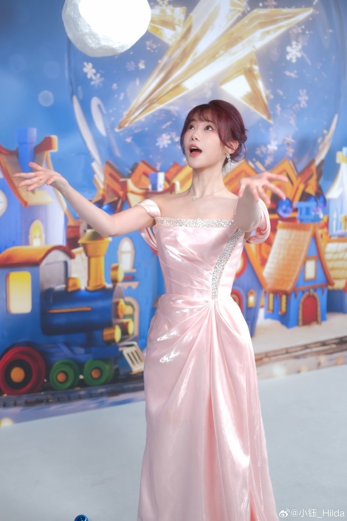 主持人小钰晒照：粉雾海💕来晚咯 今年也接近尾声了