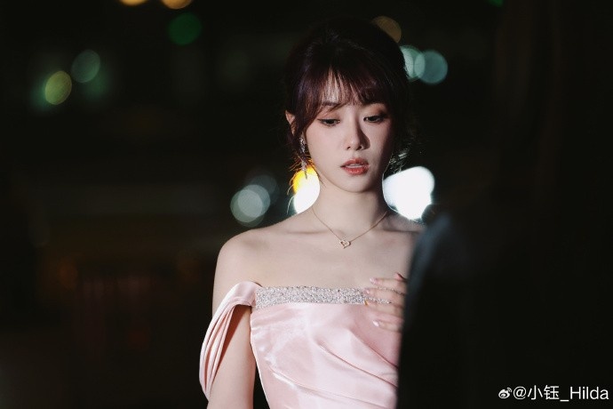 主持人小钰晒照：粉雾海💕来晚咯 今年也接近尾声了