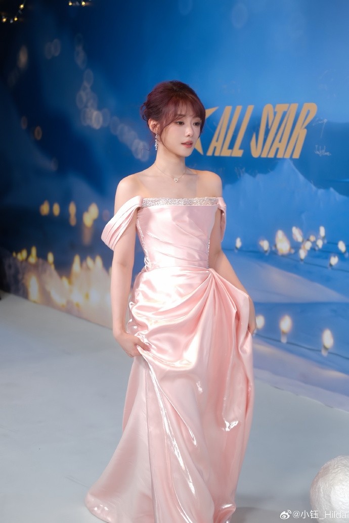 主持人小钰晒照：粉雾海💕来晚咯 今年也接近尾声了