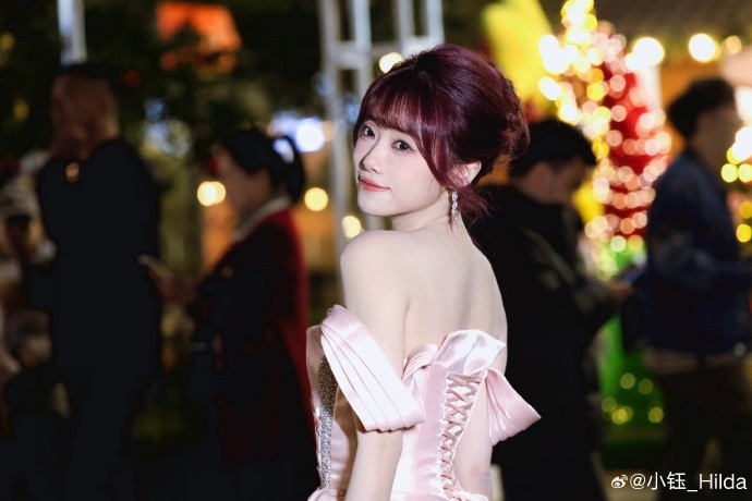 主持人小钰晒照：粉雾海💕来晚咯 今年也接近尾声了