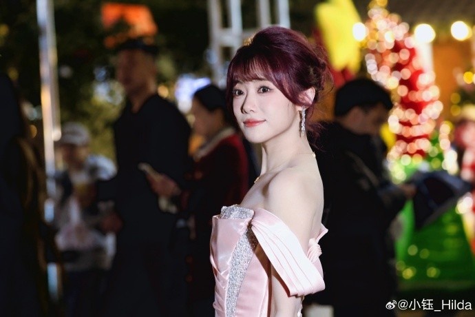 主持人小钰晒照：粉雾海💕来晚咯 今年也接近尾声了