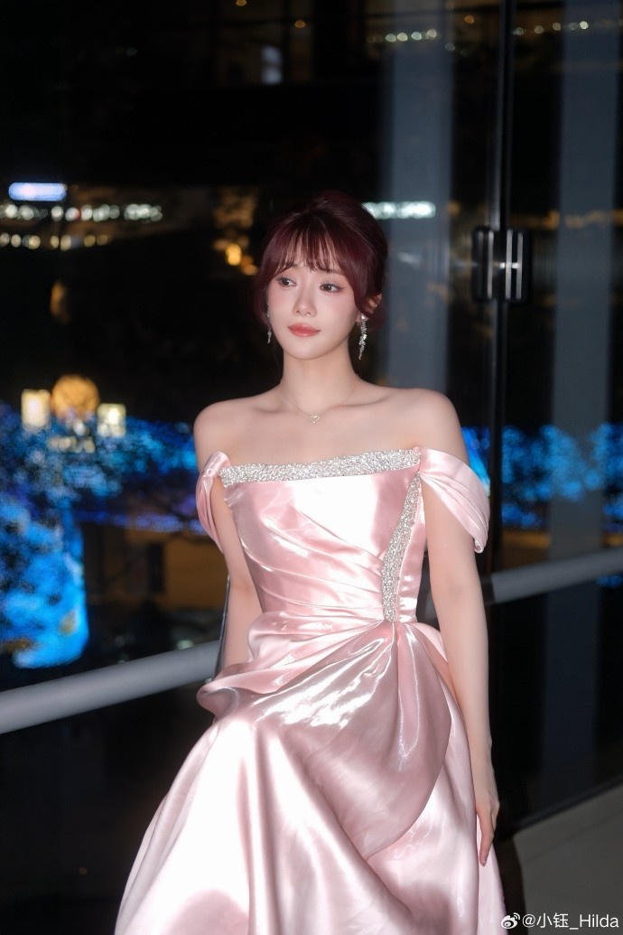 主持人小钰晒照：粉雾海💕来晚咯 今年也接近尾声了