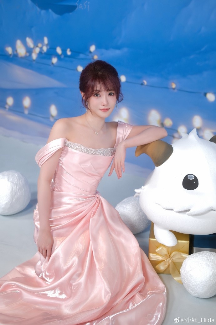主持人小钰晒照：粉雾海💕来晚咯 今年也接近尾声了