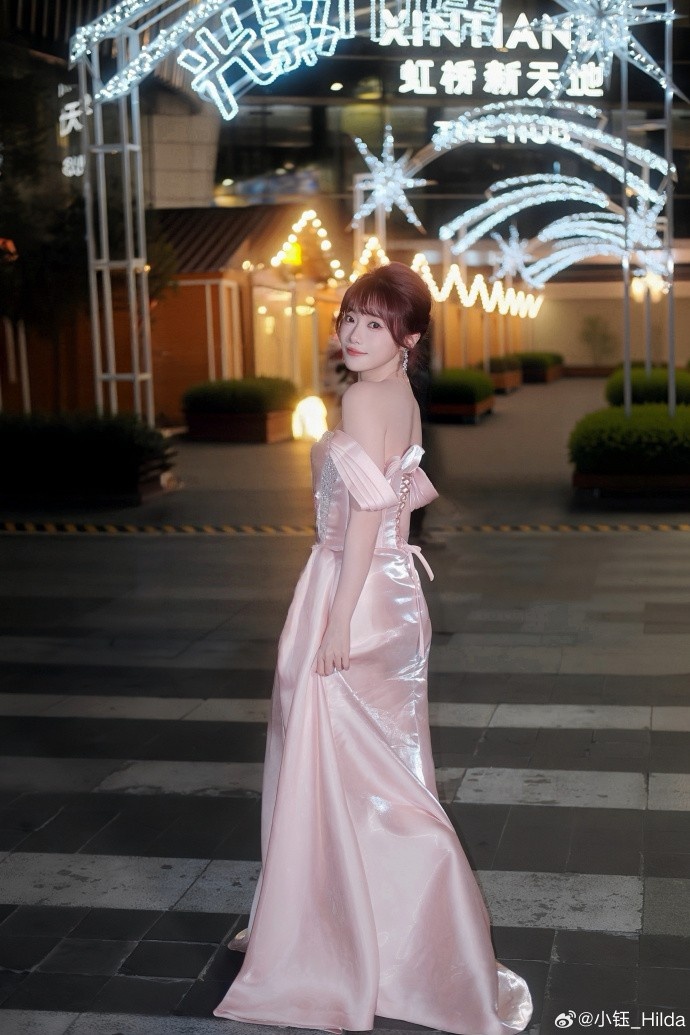 主持人小钰晒照：粉雾海💕来晚咯 今年也接近尾声了