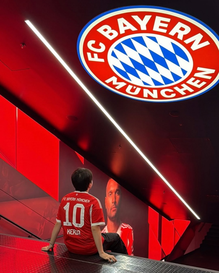 跨界联动👍T1官方分享选手们参观拜仁主场的照片