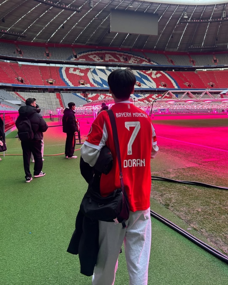 跨界联动👍T1官方分享选手们参观拜仁主场的照片