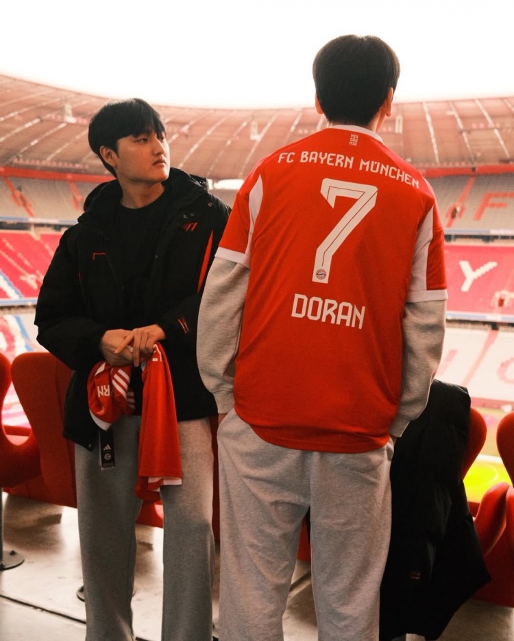 跨界联动👍T1官方分享选手们参观拜仁主场的照片