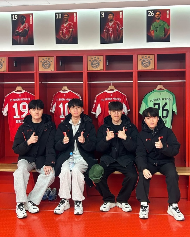 跨界联动👍T1官方分享选手们参观拜仁主场的照片