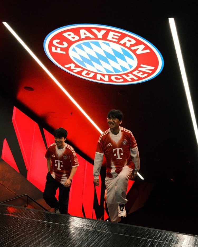 跨界联动👍T1官方分享选手们参观拜仁主场的照片