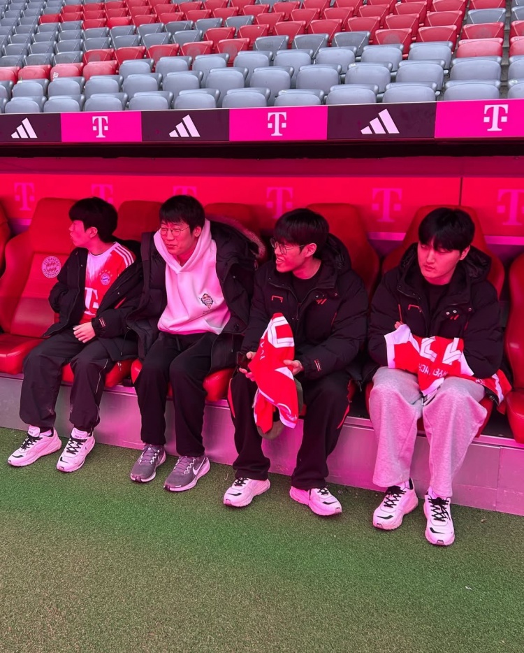 跨界联动👍T1官方分享选手们参观拜仁主场的照片
