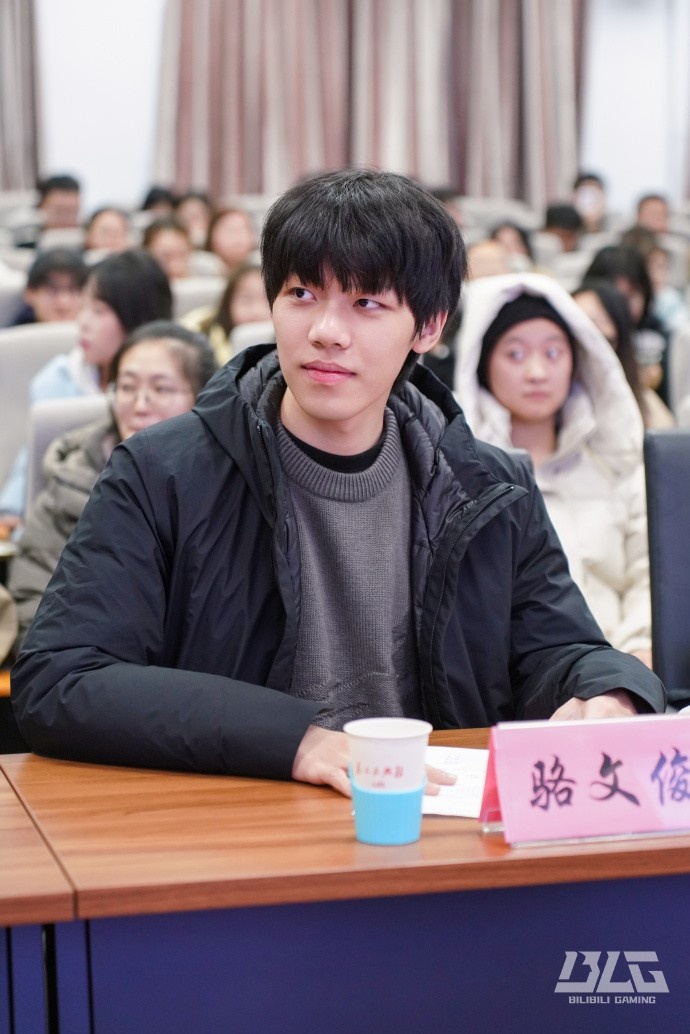 【QY球友会】BLG晒与山西大联动活动返图:双眼皮+减肥Bin有点小帅