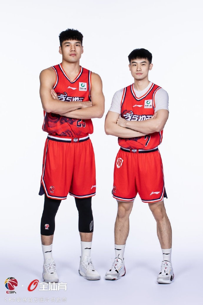 【值得一看】新赛季各式各样的组合!广州男篮合照先来咯!(图2) 【值得一看】新赛季各式各样的组合!广州男篮合照先来咯!(图2)