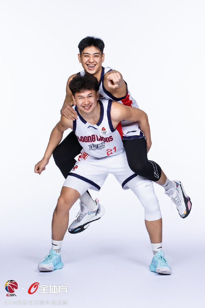 【值得一看】新赛季各式各样的组合!广州男篮合照先来咯!(图3) undefined